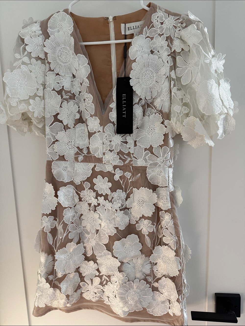 Elliatt Nude and White Floral Lace V-Neck Tunic - Picture 3 of 4